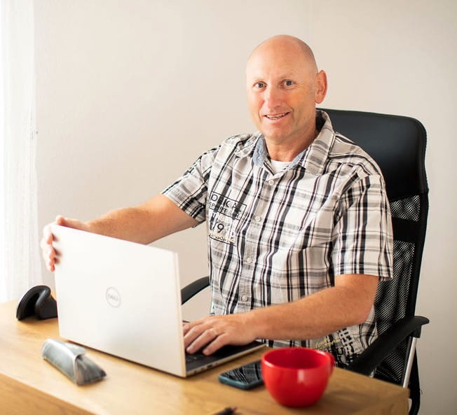 josef frencl sedi u&nbsp;stolu s&nbsp;pc